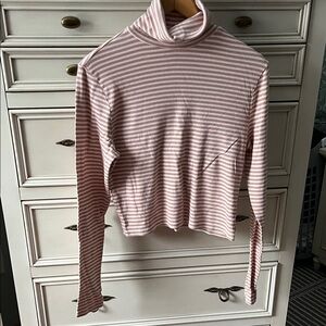 Levi’s striped turtleneck long sleeve cropped size large